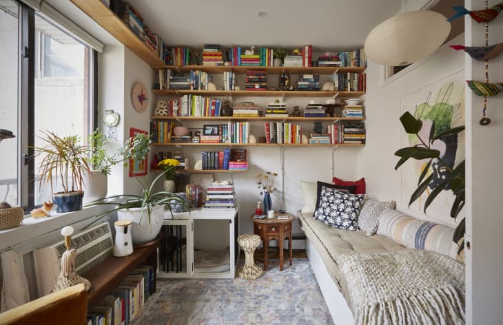 450-Square-Foot NYC Rental With Budget Book Storage Solutions ... - Used Book Storage Solutions For Apartments